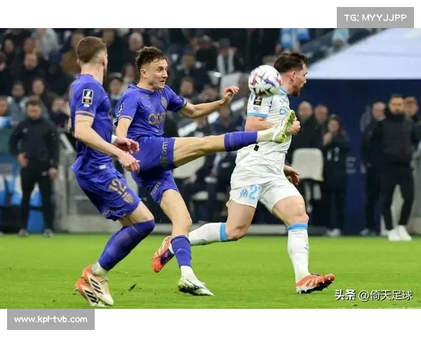 戈洛温踩踏维蒂尼亚被直红罚下,摩纳哥少打一人葬送好局