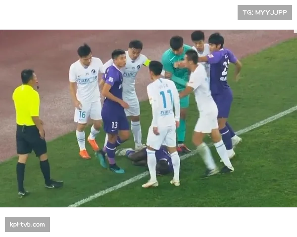 特写瞬间：莱奥突破被放倒后，双方球员迅速聚集，展现比赛紧绷态势